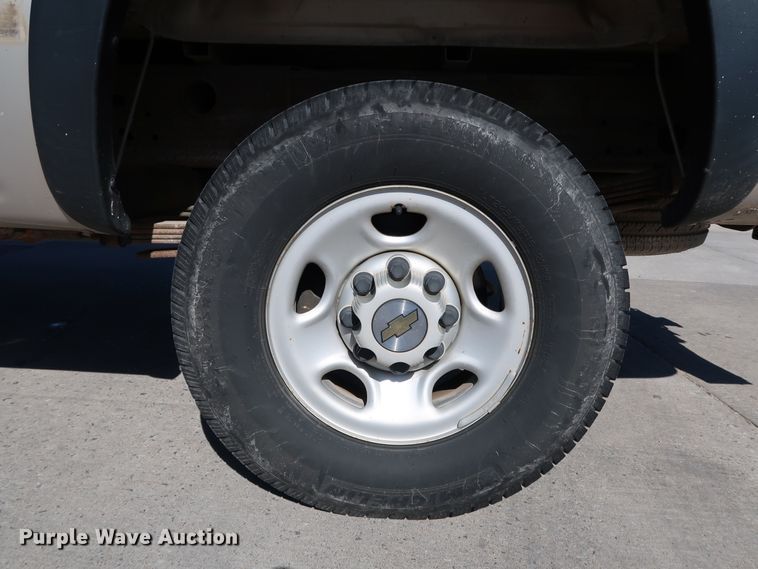 image for item JP9352 2004 Chevrolet Silverado 2500HD  pickup truck