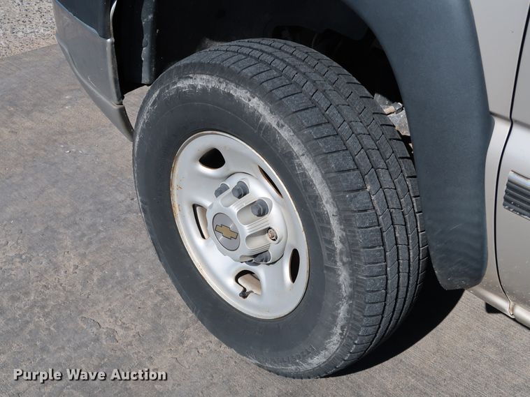 image for item JP9352 2004 Chevrolet Silverado 2500HD  pickup truck