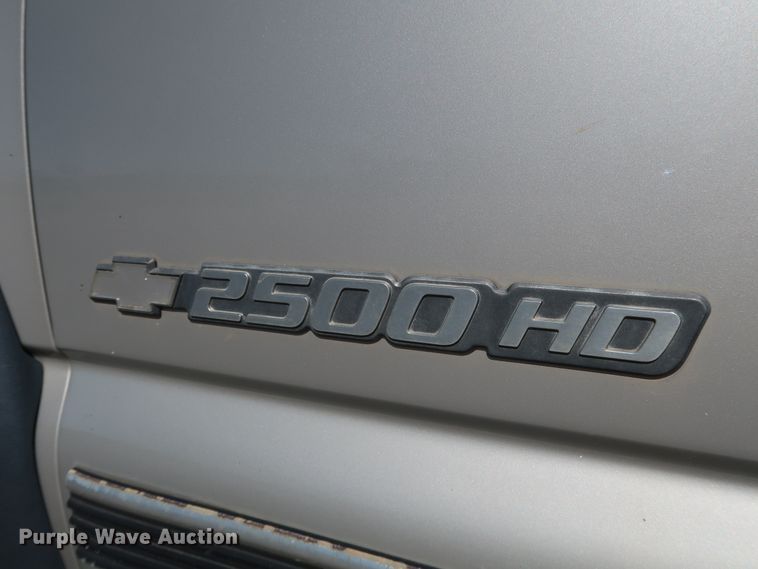 image for item JP9352 2004 Chevrolet Silverado 2500HD  pickup truck