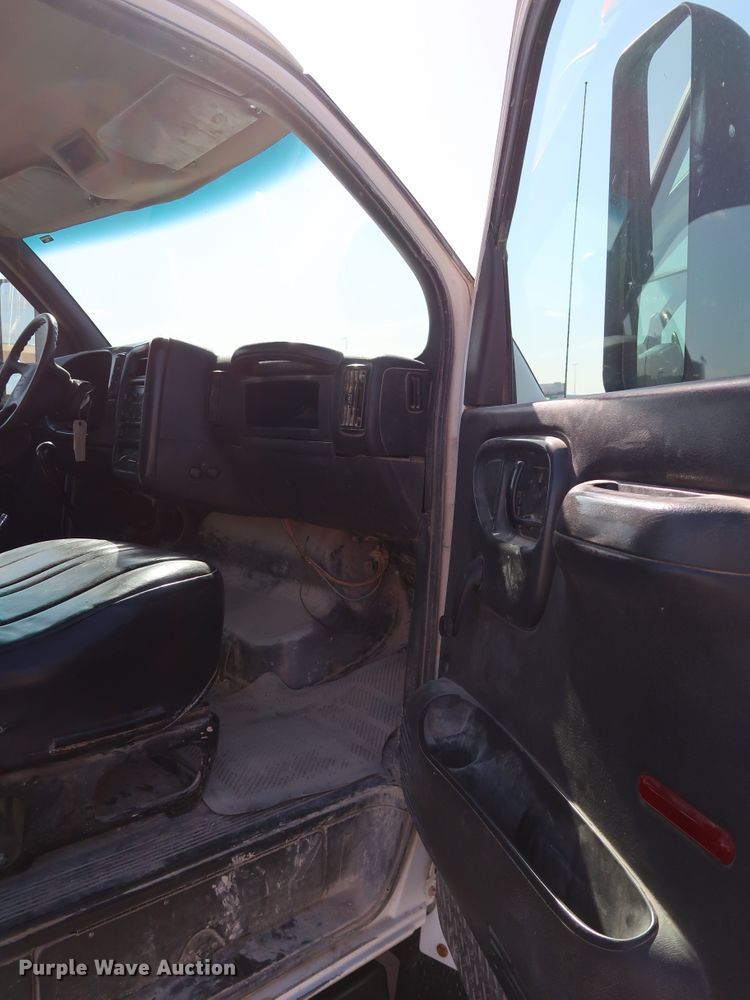 image for item JP9364 2003 Chevrolet C4500  flatbed truck