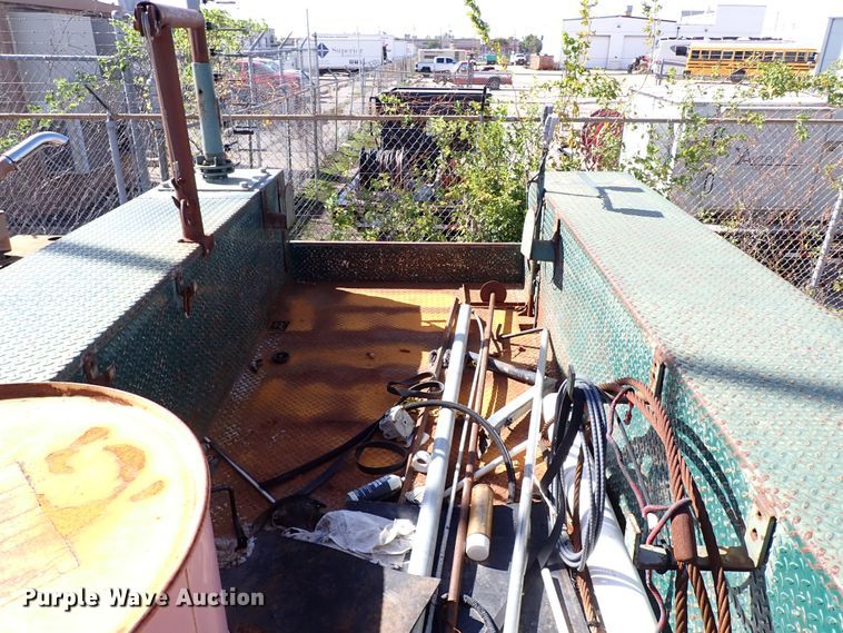 image for item JP9368 2000 Ford F650  utility / service truck