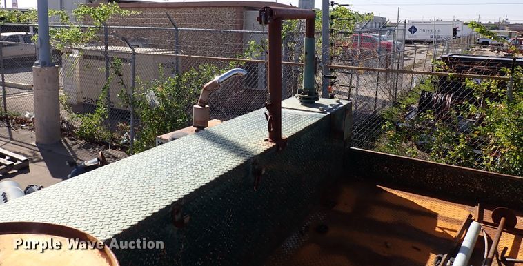 image for item JP9368 2000 Ford F650  utility / service truck