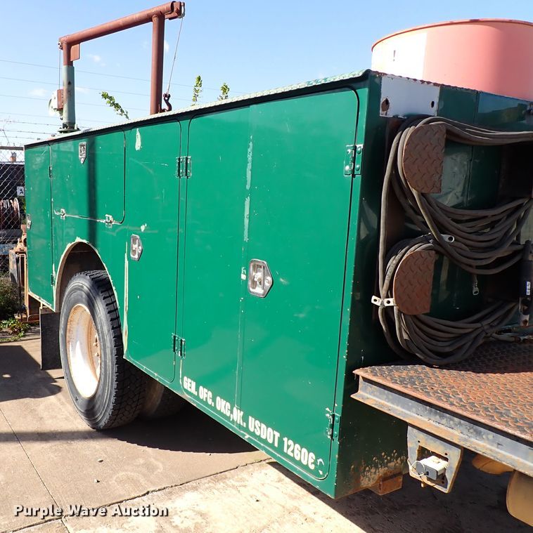 image for item JP9368 2000 Ford F650  utility / service truck