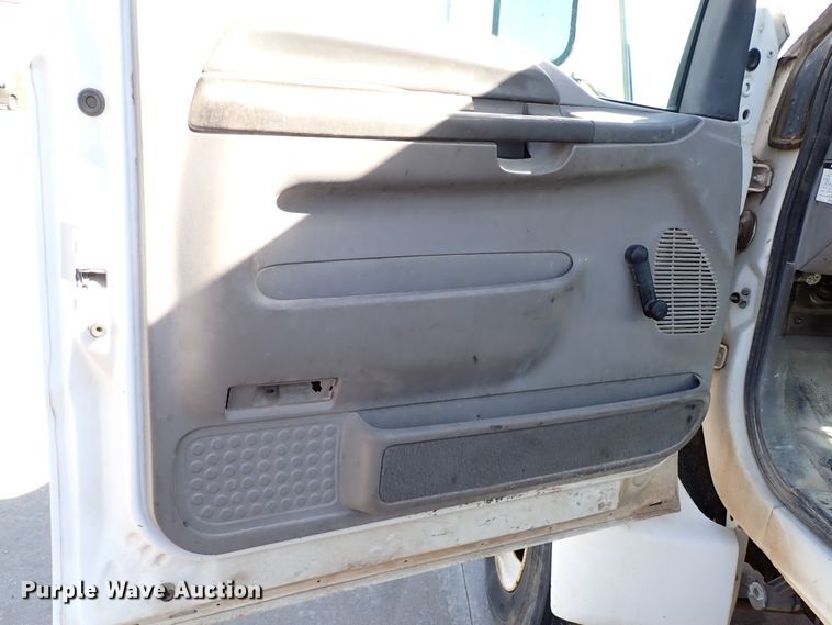 image for item JP9368 2000 Ford F650  utility / service truck