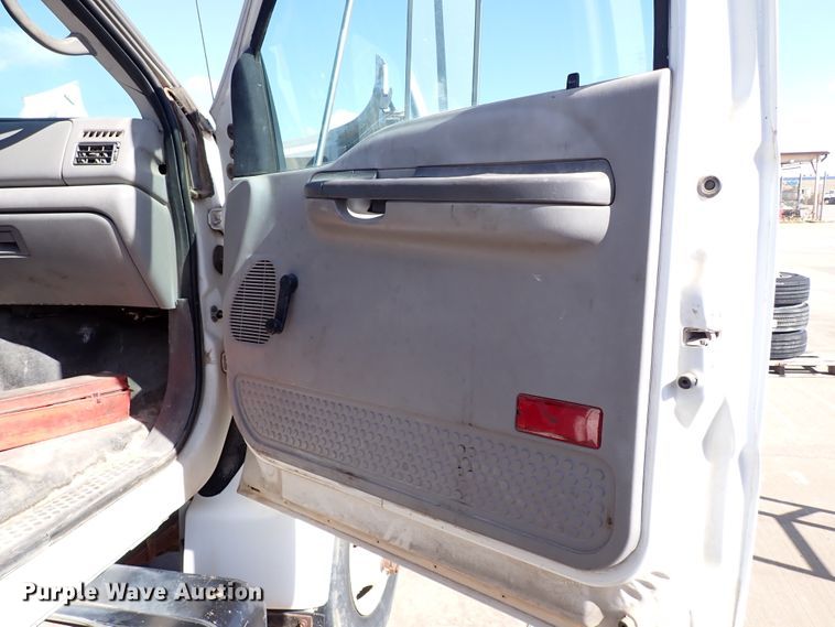 image for item JP9368 2000 Ford F650  utility / service truck