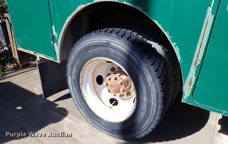 image for item JP9368 2000 Ford F650  utility / service truck