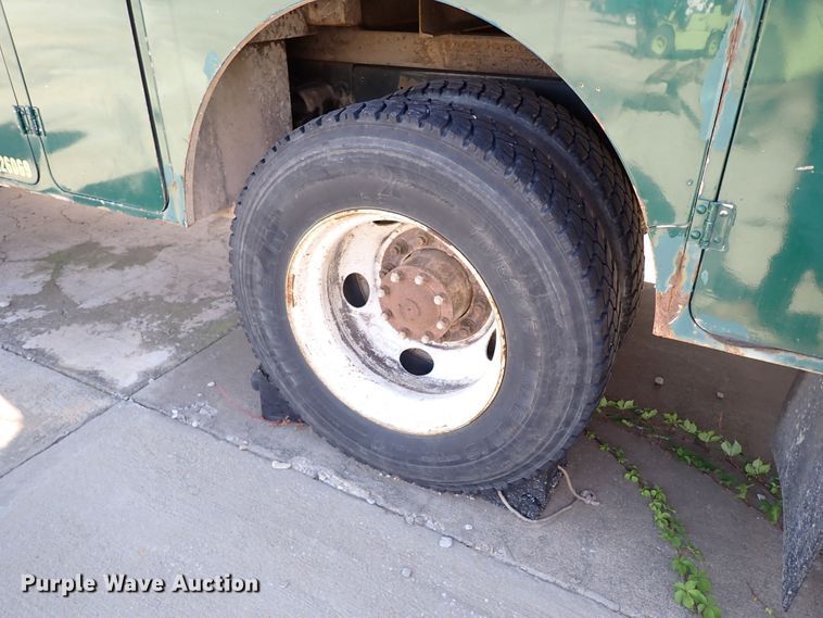 image for item JP9368 2000 Ford F650  utility / service truck