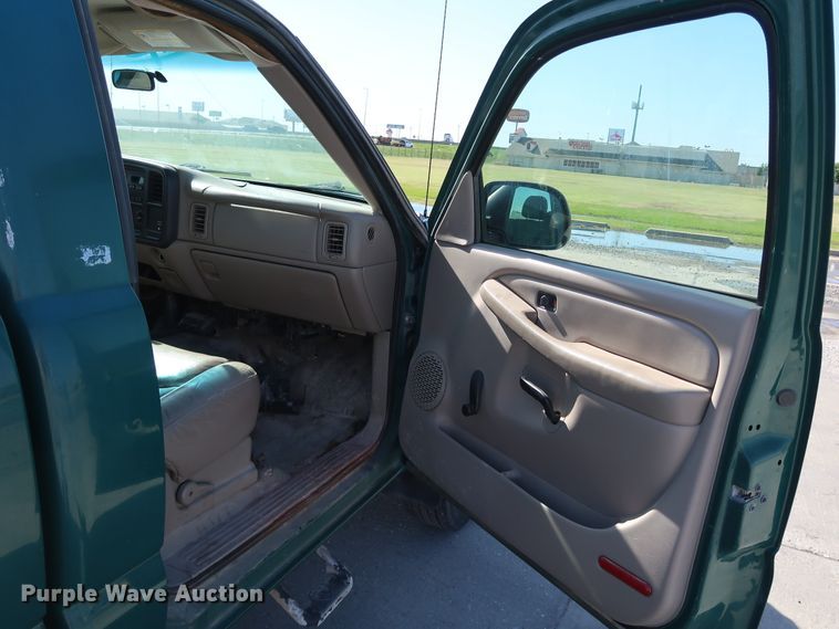 image for item JP9369 2004 Chevrolet Silverado 2500HD  pickup truck