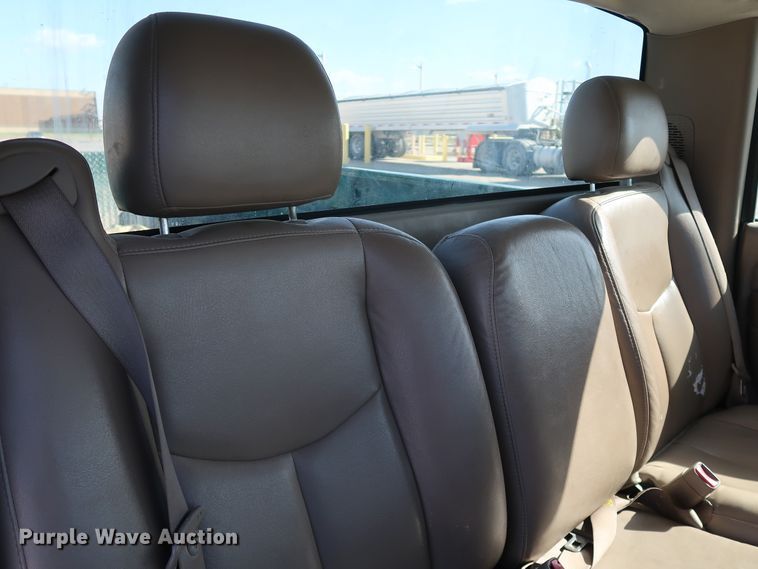 image for item JP9369 2004 Chevrolet Silverado 2500HD  pickup truck