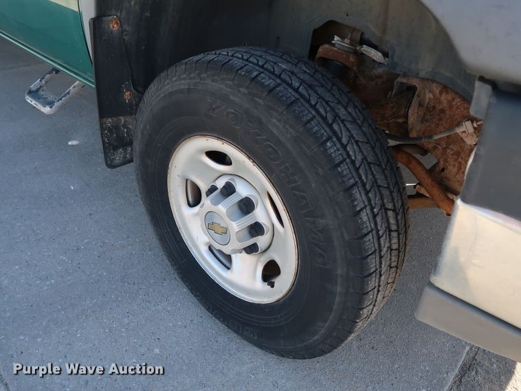 image for item JP9369 2004 Chevrolet Silverado 2500HD  pickup truck