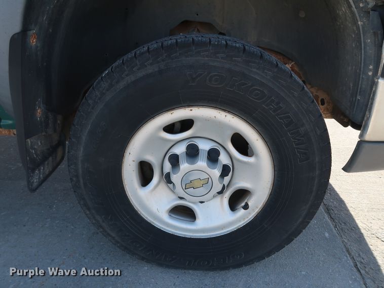 image for item JP9369 2004 Chevrolet Silverado 2500HD  pickup truck