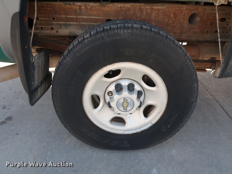 image for item JP9369 2004 Chevrolet Silverado 2500HD  pickup truck