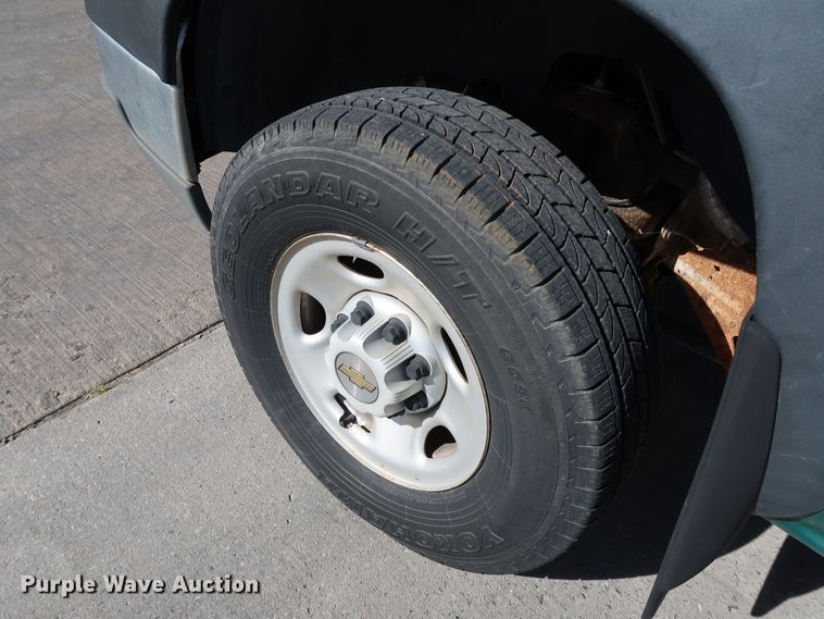 image for item JP9369 2004 Chevrolet Silverado 2500HD  pickup truck