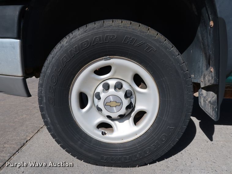 image for item JP9369 2004 Chevrolet Silverado 2500HD  pickup truck