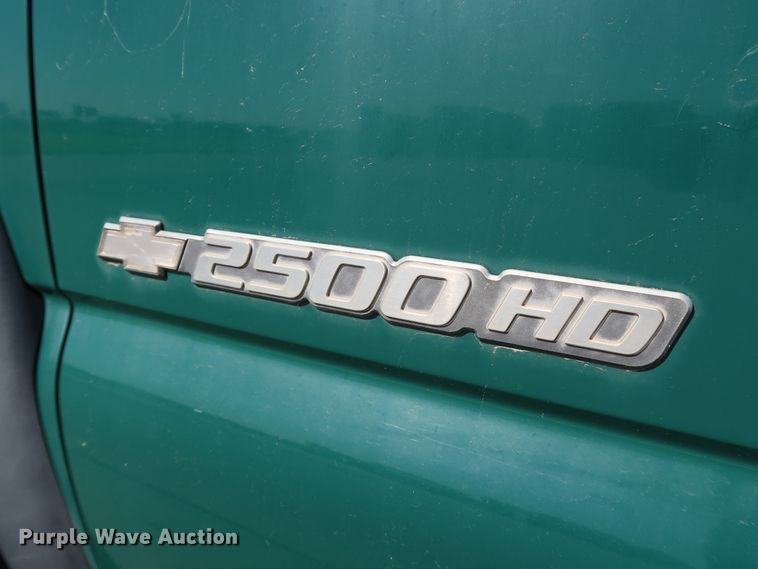 image for item JP9369 2004 Chevrolet Silverado 2500HD  pickup truck