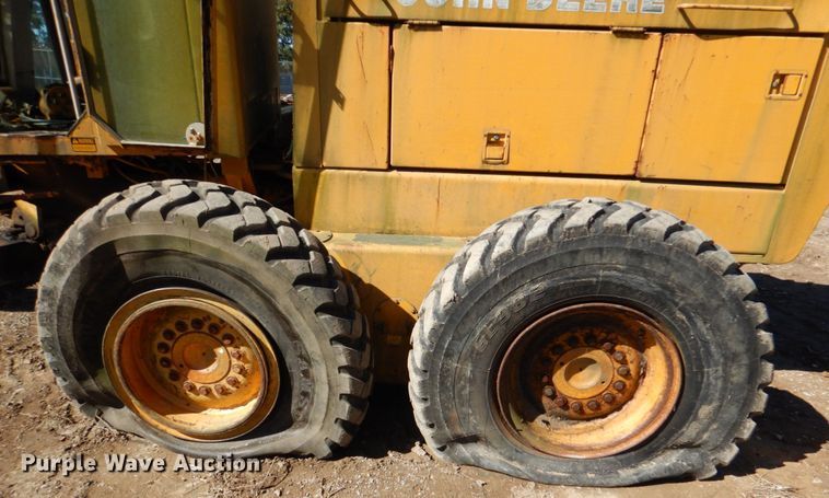 image for item DL0627 1991 John Deere 770BH  motor grader