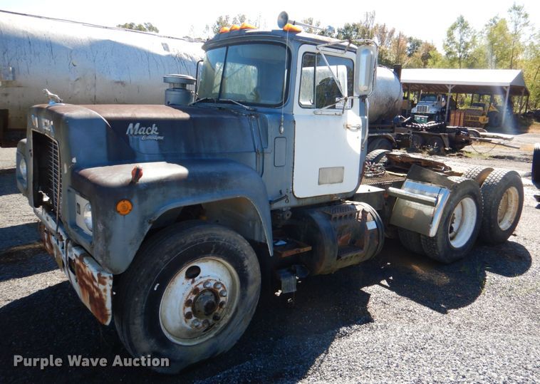 image for item DL0628 1982 Mack Econodyne  semi truck