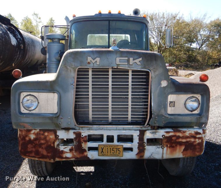 image for item DL0628 1982 Mack Econodyne  semi truck