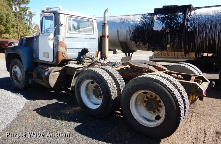 image for item DL0628 1982 Mack Econodyne  semi truck
