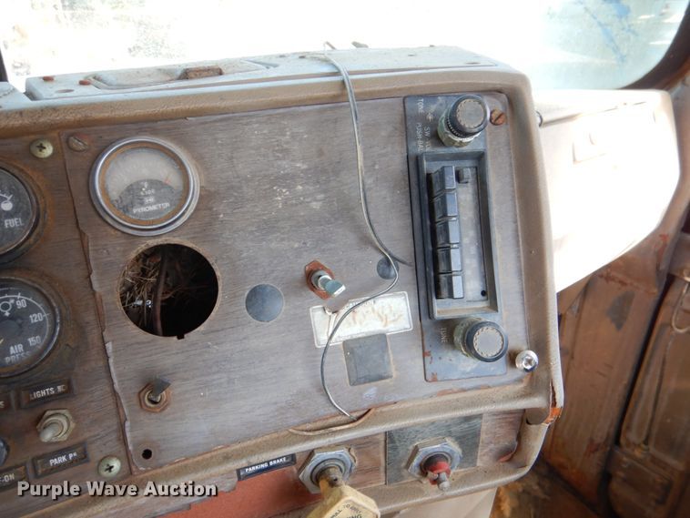 image for item DL0628 1982 Mack Econodyne  semi truck