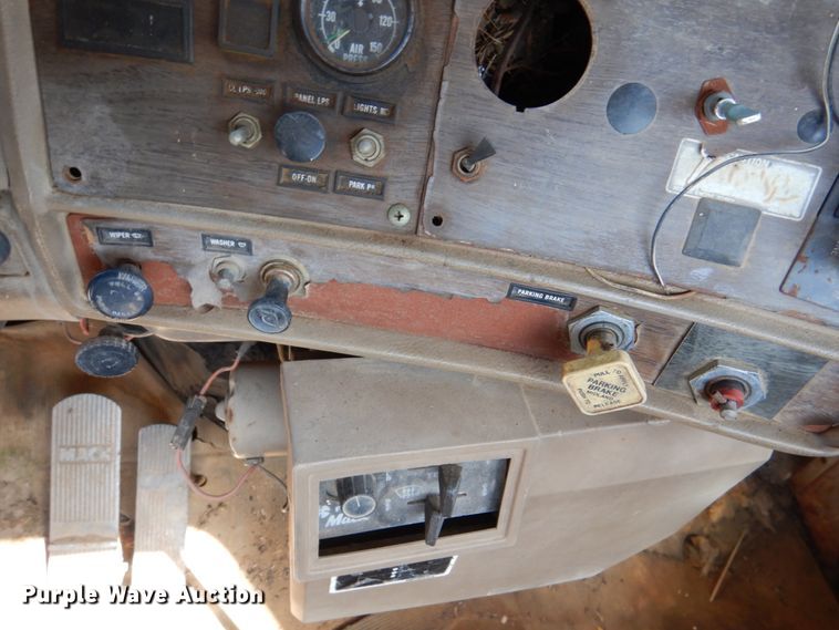 image for item DL0628 1982 Mack Econodyne  semi truck