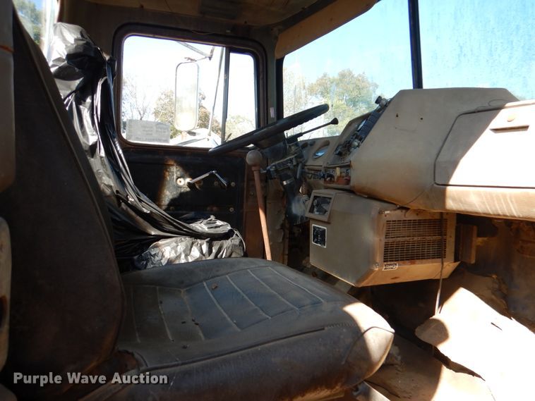 image for item DL0628 1982 Mack Econodyne  semi truck