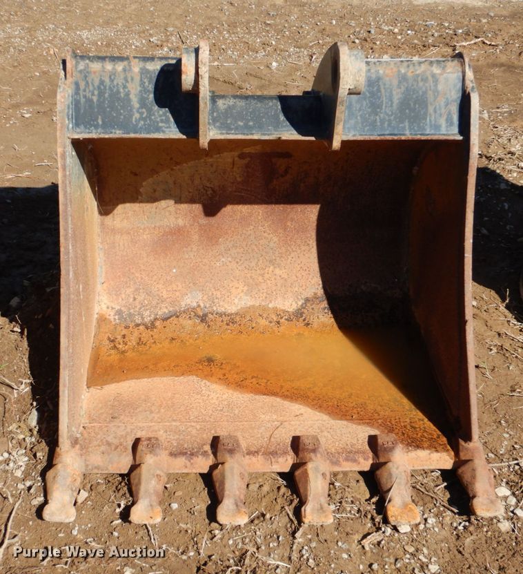 image for item DL0632 Catepillar  34' W excavator bucket