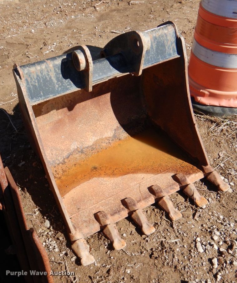 image for item DL0632 Catepillar  34' W excavator bucket