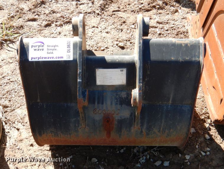 image for item DL0632 Catepillar  34' W excavator bucket