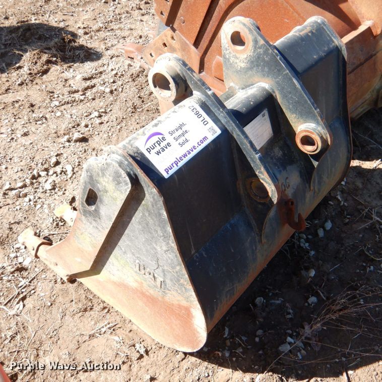 image for item DL0632 Catepillar  34' W excavator bucket