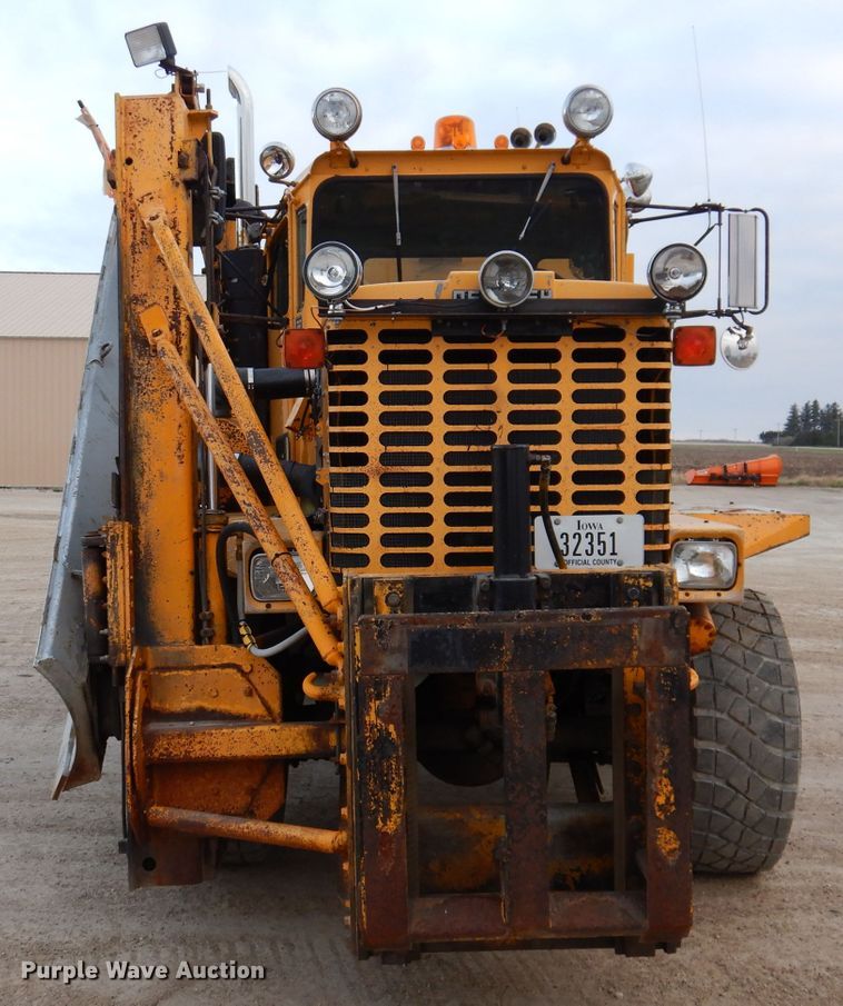 image for item DL5766 1986 Oshkosh P-2526-1  dump truck