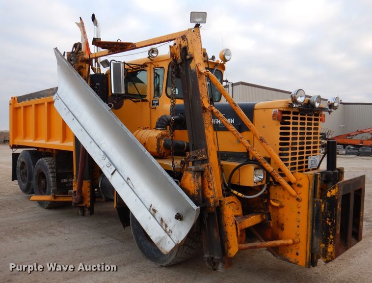 image for item DL5766 1986 Oshkosh P-2526-1  dump truck