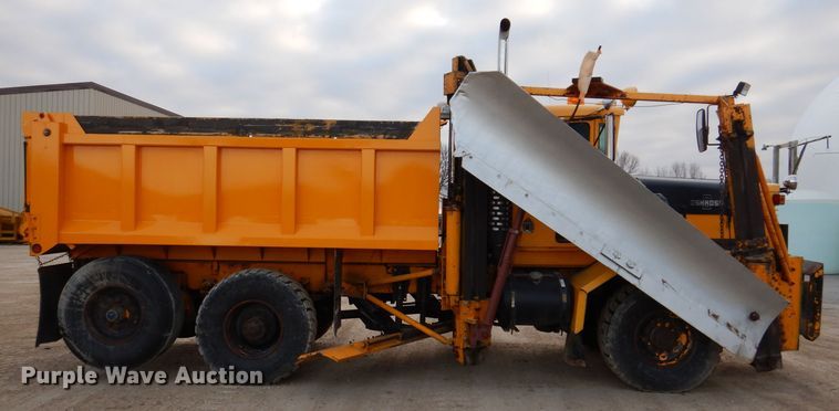 image for item DL5766 1986 Oshkosh P-2526-1  dump truck