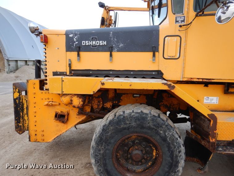 image for item DL5766 1986 Oshkosh P-2526-1  dump truck