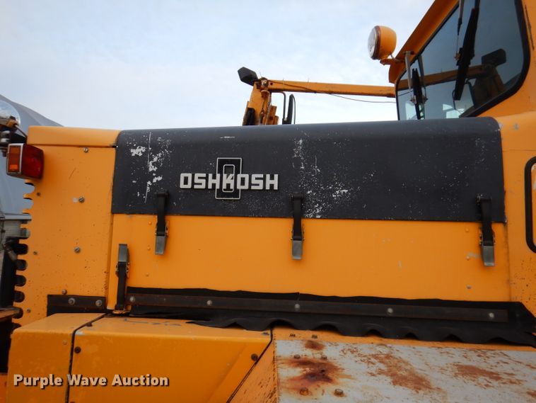 image for item DL5766 1986 Oshkosh P-2526-1  dump truck