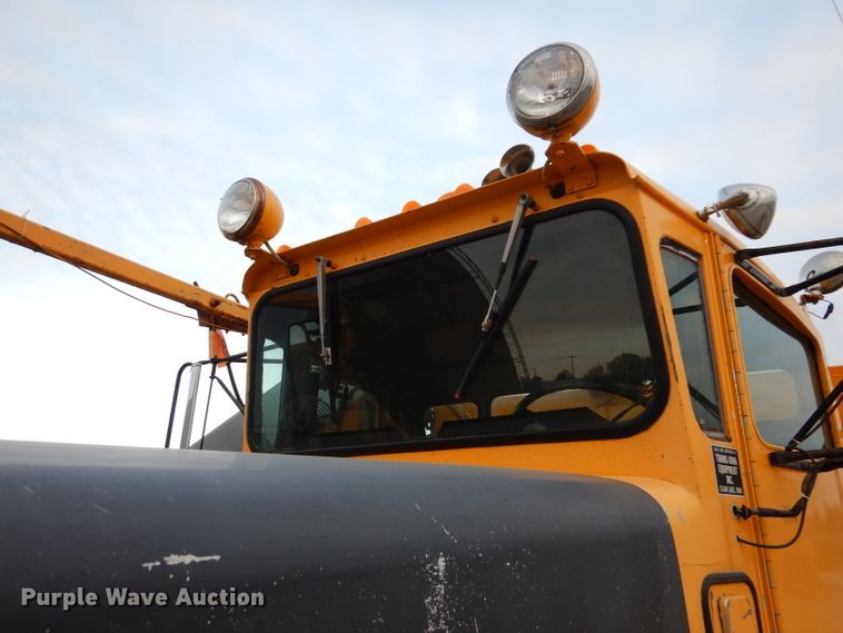 image for item DL5766 1986 Oshkosh P-2526-1  dump truck