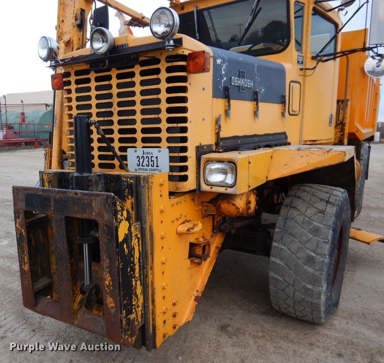 image for item DL5766 1986 Oshkosh P-2526-1  dump truck