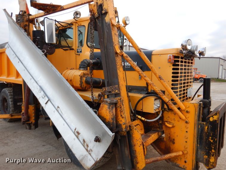 image for item DL5766 1986 Oshkosh P-2526-1  dump truck