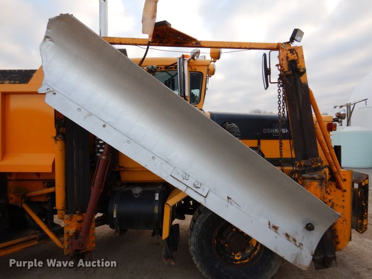 image for item DL5766 1986 Oshkosh P-2526-1  dump truck