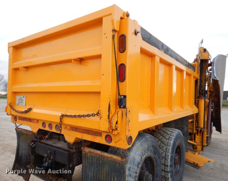 image for item DL5766 1986 Oshkosh P-2526-1  dump truck