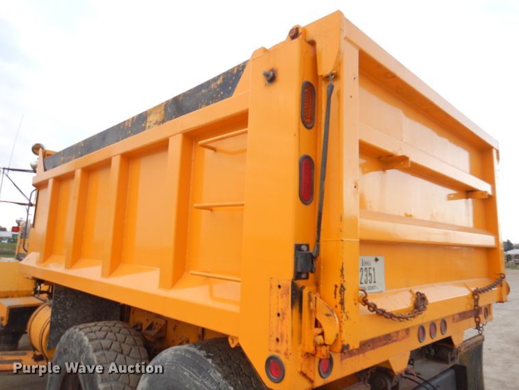 image for item DL5766 1986 Oshkosh P-2526-1  dump truck