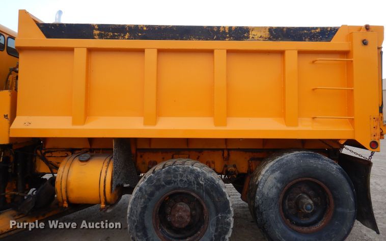 image for item DL5766 1986 Oshkosh P-2526-1  dump truck