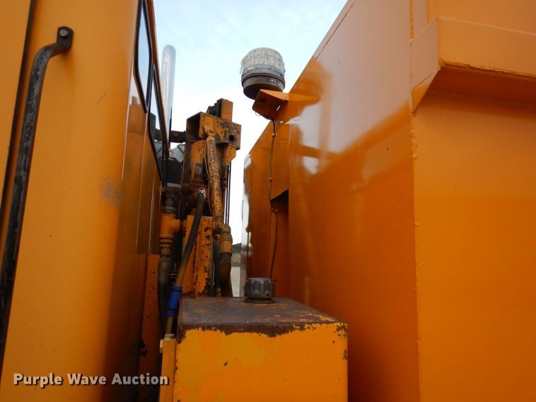 image for item DL5766 1986 Oshkosh P-2526-1  dump truck