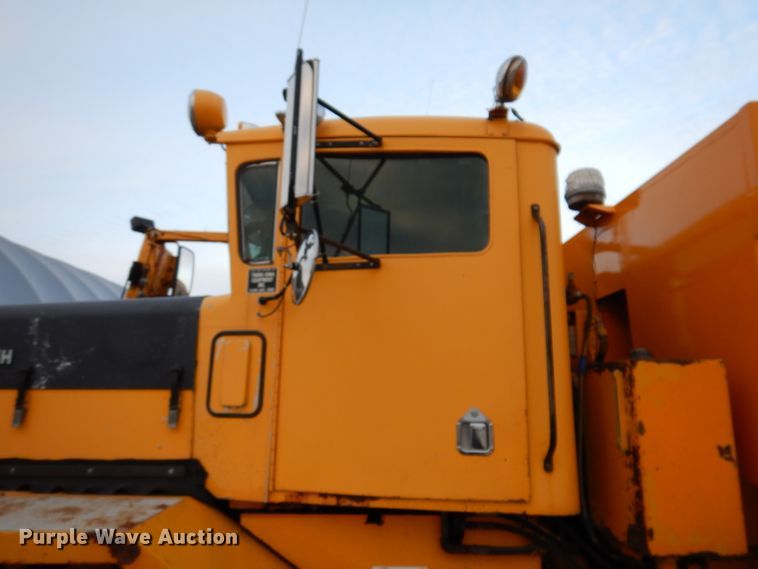 image for item DL5766 1986 Oshkosh P-2526-1  dump truck