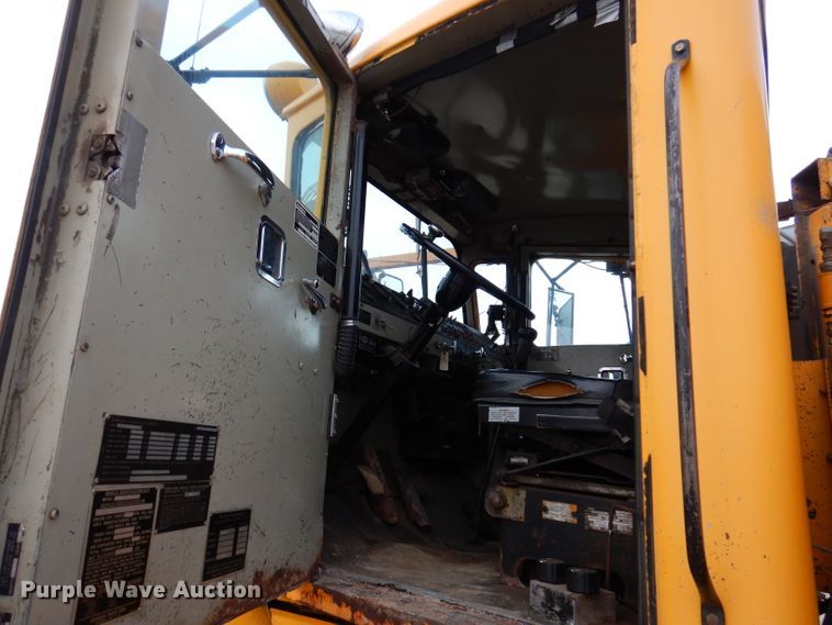 image for item DL5766 1986 Oshkosh P-2526-1  dump truck