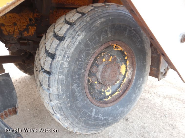 image for item DL5766 1986 Oshkosh P-2526-1  dump truck