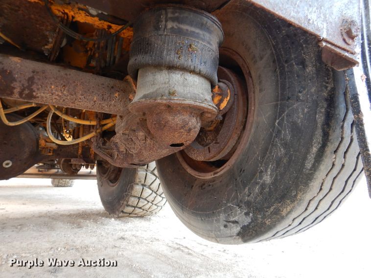 image for item DL5766 1986 Oshkosh P-2526-1  dump truck