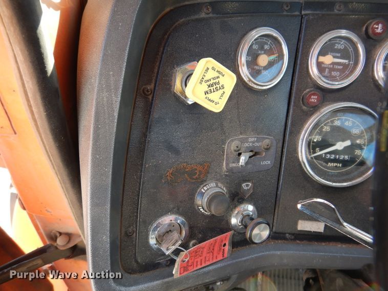 image for item DL5767 1986 Ford L8000  pressure digger truck