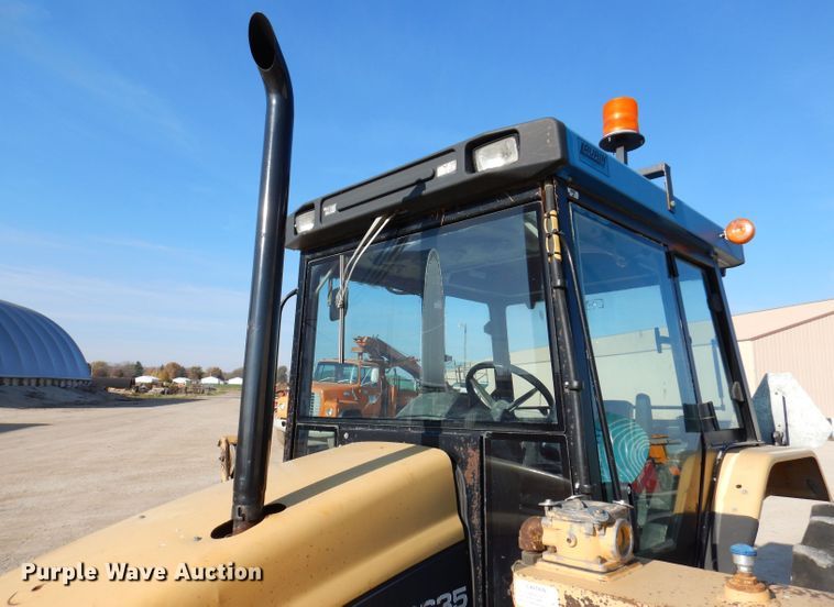 image for item DL5768 1997 New Holland 6635  tractor