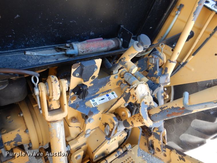 image for item DL5768 1997 New Holland 6635  tractor